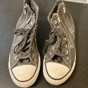 Black Converse Hightop’s size 8